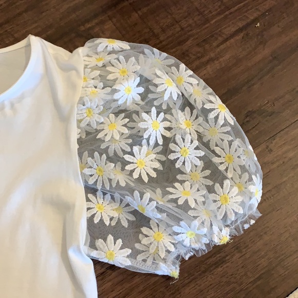 Never worn white top with tool flower patterned sleeves - Picture 2 of 2